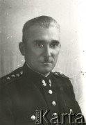 Druga połowa lat 30. do 1939, Kozienice, Polska.
Kapitan Straży Pożarnej w mundurze.
Zdjęcie wykonane w atelier fotograficznym żydowskiego fotografa Chaima Bernemana. Przed wojną zakład mieścił się w Kozienicach na rogu ulic Warszawskiej i Maciejowickiej, tuż przed wybuchem wojny albo już w czasie niemieckiej okupacji  został przeniesiony na ulicę Lubelską 13. Cała kolekcja jest datowana na okres od drugiej połowy lat 30-tych do roku 1941, kiedy Chaim Berneman wraz z rodziną został zesłany do obozu pracy w Wolanowie. Berneman zmarł na tyfus po ucieczce z obozu.
Fot. Chaim Berneman (Chaim Berman), zbiory Ośrodka KARTA
