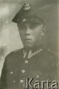 Druga połowa lat 30. do 1939, Kozienice, Polska.
Polski żołnierz w mundurze.
Zdjęcie wykonane w atelier fotograficznym żydowskiego fotografa Chaima Bernemana. Przed wojną zakład mieścił się w Kozienicach na rogu ulic Warszawskiej i Maciejowickiej, tuż przed wybuchem wojny albo już w czasie niemieckiej okupacji  został przeniesiony na ulicę Lubelską 13. Cała kolekcja jest datowana na okres od drugiej połowy lat 30-tych do roku 1941, kiedy Chaim Berneman wraz z rodziną został zesłany do obozu pracy w Wolanowie. Berneman zmarł na tyfus po ucieczce z obozu.
Fot. Chaim Berneman (Chaim Berman), zbiory Ośrodka KARTA