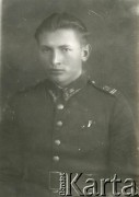 Druga połowa lat 30. do 1939, Kozienice, Polska.
Kawalerzysta, portret w mundurze.
Zdjęcie wykonane w atelier fotograficznym żydowskiego fotografa Chaima Bernemana. Przed wojną zakład mieścił się w Kozienicach na rogu ulic Warszawskiej i Maciejowickiej, przed wybuchem wojny albo już w czasie niemieckiej okupacji  został przeniesiony na ulicę Lubelską 13. Cała kolekcja jest datowana na okres od drugiej połowy lat 30-tych do roku 1941, kiedy Chaim Berneman wraz z rodziną został zesłany do obozu pracy w Wolanowie. Berneman zmarł po ucieczce z obozu.
Fot. Chaim Berneman (Chaim Berman), zbiory Ośrodka KARTA