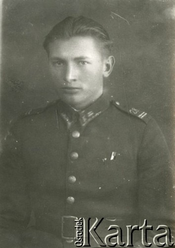 Druga połowa lat 30. do 1939, Kozienice, Polska.
Kawalerzysta, portret w mundurze.
Zdjęcie wykonane w atelier fotograficznym żydowskiego fotografa Chaima Bernemana. Przed wojną zakład mieścił się w Kozienicach na rogu ulic Warszawskiej i Maciejowickiej, przed wybuchem wojny albo już w czasie niemieckiej okupacji  został przeniesiony na ulicę Lubelską 13. Cała kolekcja jest datowana na okres od drugiej połowy lat 30-tych do roku 1941, kiedy Chaim Berneman wraz z rodziną został zesłany do obozu pracy w Wolanowie. Berneman zmarł po ucieczce z obozu.
Fot. Chaim Berneman (Chaim Berman), zbiory Ośrodka KARTA