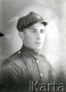 Druga połowa lat 30. do 1939, Kozienice, Polska.
Mężczyzna w mundurze.
Zdjęcie wykonane w atelier fotograficznym żydowskiego fotografa Chaima Bernemana. Przed wojną zakład mieścił się w Kozienicach na rogu ulic Warszawskiej i Maciejowickiej, tuż przed wybuchem wojny albo już w czasie niemieckiej okupacji  został przeniesiony na ulicę Lubelską 13. Cała kolekcja jest datowana na okres od drugiej połowy lat 30-tych do roku 1941, kiedy Chaim Berneman wraz z rodziną został zesłany do obozu pracy w Wolanowie. Berneman zmarł na tyfus po ucieczce z obozu.
Fot. Chaim Berneman (Chaim Berman), zbiory Ośrodka KARTA