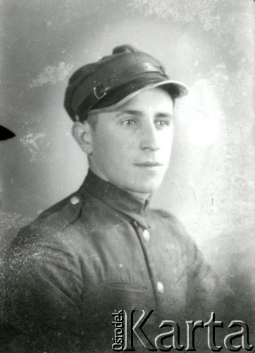 Druga połowa lat 30. do 1939, Kozienice, Polska.
Mężczyzna w mundurze.
Zdjęcie wykonane w atelier fotograficznym żydowskiego fotografa Chaima Bernemana. Przed wojną zakład mieścił się w Kozienicach na rogu ulic Warszawskiej i Maciejowickiej, tuż przed wybuchem wojny albo już w czasie niemieckiej okupacji  został przeniesiony na ulicę Lubelską 13. Cała kolekcja jest datowana na okres od drugiej połowy lat 30-tych do roku 1941, kiedy Chaim Berneman wraz z rodziną został zesłany do obozu pracy w Wolanowie. Berneman zmarł na tyfus po ucieczce z obozu.
Fot. Chaim Berneman (Chaim Berman), zbiory Ośrodka KARTA