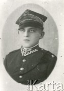 Druga połowa lat 30. do 1939, Kozienice, Polska.
Kawalerzysta, portret w mundurze.
Zdjęcie wykonane w atelier fotograficznym żydowskiego fotografa Chaima Bernemana. Przed wojną zakład mieścił się w Kozienicach na rogu ulic Warszawskiej i Maciejowickiej, przed wybuchem wojny albo już w czasie niemieckiej okupacji  został przeniesiony na ulicę Lubelską 13. Cała kolekcja jest datowana na okres od drugiej połowy lat 30-tych do roku 1941, kiedy Chaim Berneman wraz z rodziną został zesłany do obozu pracy w Wolanowie. Berneman zmarł po ucieczce z obozu.
Fot. Chaim Berneman (Chaim Berman), zbiory Ośrodka KARTA