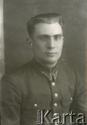 Druga połowa lat 30. do 1939, Kozienice, Polska.
Polski żołnierz w mundurze.
Zdjęcie wykonane w atelier fotograficznym żydowskiego fotografa Chaima Bernemana. Przed wojną zakład mieścił się w Kozienicach na rogu ulic Warszawskiej i Maciejowickiej, tuż przed wybuchem wojny albo już w czasie niemieckiej okupacji  został przeniesiony na ulicę Lubelską 13. Cała kolekcja jest datowana na okres od drugiej połowy lat 30-tych do roku 1941, kiedy Chaim Berneman wraz z rodziną został zesłany do obozu pracy w Wolanowie. Berneman zmarł po ucieczce z obozu.
Fot. Chaim Berneman (Chaim Berman), zbiory Ośrodka KARTA