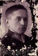 1920-1939, Kozienice, Polska.
Policjant w mundurze.
Zdjęcie wykonane w atelier fotograficznym żydowskiego fotografa Chaima Bernemana. Przed wojną zakład mieścił się w Kozienicach na rogu ulic Warszawskiej i Maciejowickiej, tuż przed wybuchem wojny albo już w czasie niemieckiej okupacji  został przeniesiony na ulicę Lubelską 13. Cała kolekcja jest datowana na okres od drugiej połowy lat 30-tych do roku 1941, kiedy Chaim Berneman wraz z rodziną został zesłany do obozu pracy w Wolanowie. Berneman zmarł na tyfus po ucieczce z obozu.
Fot. Chaim Berneman (Chaim Berman), zbiory Ośrodka KARTA