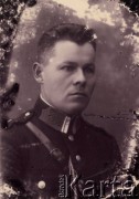 1920-1939, Kozienice, Polska.
Policjant w mundurze.
Zdjęcie wykonane w atelier fotograficznym żydowskiego fotografa Chaima Bernemana. Przed wojną zakład mieścił się w Kozienicach na rogu ulic Warszawskiej i Maciejowickiej, tuż przed wybuchem wojny albo już w czasie niemieckiej okupacji  został przeniesiony na ulicę Lubelską 13. Cała kolekcja jest datowana na okres od drugiej połowy lat 30-tych do roku 1941, kiedy Chaim Berneman wraz z rodziną został zesłany do obozu pracy w Wolanowie. Berneman zmarł na tyfus po ucieczce z obozu.
Fot. Chaim Berneman (Chaim Berman), zbiory Ośrodka KARTA