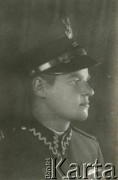 Druga połowa lat 30. do 1939, Kozienice, Polska.
Polski żołnierz w mundurze.
Zdjęcie wykonane w atelier fotograficznym żydowskiego fotografa Chaima Bernemana. Przed wojną zakład mieścił się w Kozienicach na rogu ulic Warszawskiej i Maciejowickiej, tuż przed wybuchem wojny albo już w czasie niemieckiej okupacji  został przeniesiony na ulicę Lubelską 13. Cała kolekcja jest datowana na okres od drugiej połowy lat 30-tych do roku 1941, kiedy Chaim Berneman wraz z rodziną został zesłany do obozu pracy w Wolanowie. Berneman zmarł na tyfus po ucieczce z obozu.
Fot. Chaim Berneman (Chaim Berman), zbiory Ośrodka KARTA