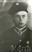 Druga połowa lat 30. do 1939, Kozienice, Polska.
Polski żołnierz w mundurze.
Zdjęcie wykonane w atelier fotograficznym żydowskiego fotografa Chaima Bernemana. Przed wojną zakład mieścił się w Kozienicach na rogu ulic Warszawskiej i Maciejowickiej, tuż przed wybuchem wojny albo już w czasie niemieckiej okupacji  został przeniesiony na ulicę Lubelską 13. Cała kolekcja jest datowana na okres od drugiej połowy lat 30-tych do roku 1941, kiedy Chaim Berneman wraz z rodziną został zesłany do obozu pracy w Wolanowie. Berneman zmarł na tyfus po ucieczce z obozu.
Fot. Chaim Berneman (Chaim Berman), zbiory Ośrodka KARTA