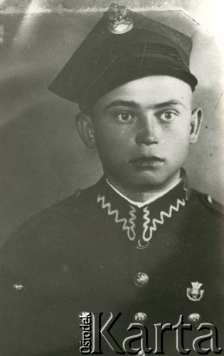 Druga połowa lat 30. do 1939, Kozienice, Polska.
Polski żołnierz w mundurze.
Zdjęcie wykonane w atelier fotograficznym żydowskiego fotografa Chaima Bernemana. Przed wojną zakład mieścił się w Kozienicach na rogu ulic Warszawskiej i Maciejowickiej, tuż przed wybuchem wojny albo już w czasie niemieckiej okupacji  został przeniesiony na ulicę Lubelską 13. Cała kolekcja jest datowana na okres od drugiej połowy lat 30-tych do roku 1941, kiedy Chaim Berneman wraz z rodziną został zesłany do obozu pracy w Wolanowie. Berneman zmarł na tyfus po ucieczce z obozu.
Fot. Chaim Berneman (Chaim Berman), zbiory Ośrodka KARTA
