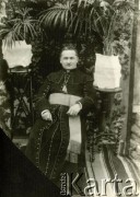 Druga połowa lat 30. do 1939, Kozienice, Polska.
Ksiądz proboszcz Jan Klimkiewicz.
Zdjęcie wykonane w atelier fotograficznym żydowskiego fotografa Chaima Bernemana. Przed wojną zakład mieścił się w Kozienicach na rogu ulic Warszawskiej i Maciejowickiej, tuż przed wybuchem wojny albo już w czasie niemieckiej okupacji  został przeniesiony na ulicę Lubelską 13. Cała kolekcja jest datowana na okres od drugiej połowy lat 30-tych do roku 1941, kiedy Chaim Berneman wraz z rodziną został zesłany do obozu pracy w Wolanowie. Berneman zmarł na tyfus po ucieczce z obozu.
Fot. Chaim Berneman (Chaim Berman), zbiory Ośrodka KARTA