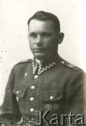 Druga połowa lat 30. do 1939, Kozienice, Polska.
Polski żołnierz w mundurze.
Zdjęcie wykonane w atelier fotograficznym żydowskiego fotografa Chaima Bernemana. Przed wojną zakład mieścił się w Kozienicach na rogu ulic Warszawskiej i Maciejowickiej, tuż przed wybuchem wojny albo już w czasie niemieckiej okupacji  został przeniesiony na ulicę Lubelską 13. Cała kolekcja jest datowana na okres od drugiej połowy lat 30-tych do roku 1941, kiedy Chaim Berneman wraz z rodziną został zesłany do obozu pracy w Wolanowie. Berneman zmarł na tyfus po ucieczce z obozu.
Fot. Chaim Berneman (Chaim Berman), zbiory Ośrodka KARTA