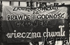 3.11.1984, Warszawa, Polska.
Pogrzeb księdza Jerzego Popiełuszki w Kościele św. Stanisława Kostki na warszawskim Żoliborzu - transparent z napisem 