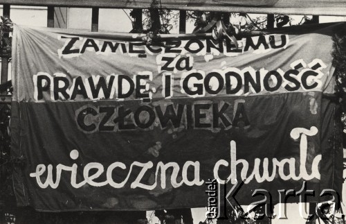 3.11.1984, Warszawa, Polska.
Pogrzeb księdza Jerzego Popiełuszki w Kościele św. Stanisława Kostki na warszawskim Żoliborzu - transparent z napisem 