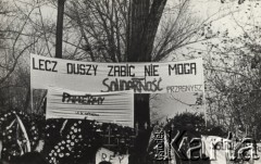 3.11.1984, Warszawa, Polska.
Pogrzeb księdza Jerzego Popiełuszki w Kościele św. Stanisława Kostki na warszawskim Żoliborzu - wieńce z kwiatami oraz transparent z napisem 