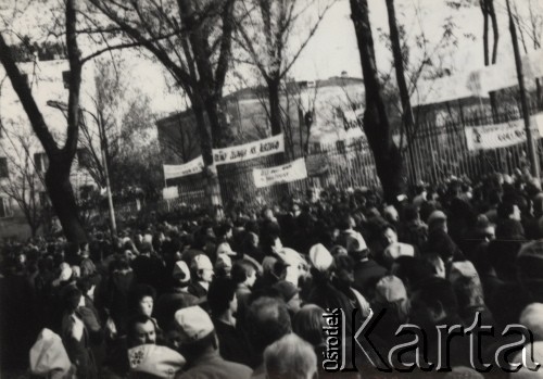 3.11.1984, Warszawa, Polska.
Pogrzeb księdza Jerzego Popiełuszki w Kościele św. Stanisława Kostki na warszawskim Żoliborzu - tłum wiernych, transparenty. Podpis na odwrocie: 
