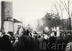 5.11.1984, Warszawa, Polska.
Żałoba po pogrzebie księdza Jerzego Popiełuszki w Kościele św. Stanisława Kostki na warszawskim Żoliborzu. Podpis na odwrocie: 