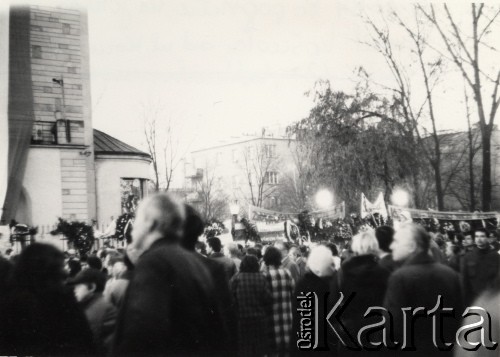 5.11.1984, Warszawa, Polska.
Żałoba po pogrzebie księdza Jerzego Popiełuszki w Kościele św. Stanisława Kostki na warszawskim Żoliborzu. Podpis na odwrocie: 