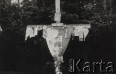 Listopad 1984, Górsk k/Torunia - okolice, Polska.
Krzyż postawiony w miejscu uprowadzenia 19 października 1984 księdza Jerzego Popiełuszkę przez trzech funkcjonariuszy Służb Bezpieczeństwa: Grzegorza Piotrowskiego, Leszka Pękalę i Waldemara Chmielewskiego. 
Fot. NN, zbiory Ośrodka KARTA, kolekcję zdjęć przekazali Helena i Jan Jankowscy