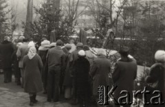 1984-1985, Warszawa, Polska.
Wierni skupieni przy znajdującym się na terenie Kościoła św. Stanisława Kostki na warszawskim Żoliborzu, symbolicznym 