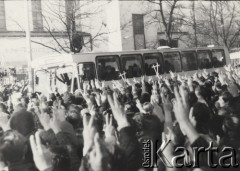 2-3.11.1984, Warszawa, Polska.
Pogrzeb księdza Jerzego Popiełuszki w Kościele św. Stanisława Kostki na warszawskim Żoliborzu - przyjazd konduktu żałobnego. Wierni z krzyżami i uniesionymi w górę  dłońmi z palcami złożonymi w znak 