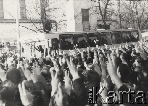 2-3.11.1984, Warszawa, Polska.
Pogrzeb księdza Jerzego Popiełuszki w Kościele św. Stanisława Kostki na warszawskim Żoliborzu - przyjazd konduktu żałobnego. Wierni z krzyżami i uniesionymi w górę  dłońmi z palcami złożonymi w znak 