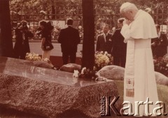 14.06.1987, Warszawa, Polska.
Papież Jan Paweł II nad grobem księdza Jerzego Popiełuszki, który znajduje się na terenie Kościoła św. Stanisława Kostki na warszawskim Żoliborzu.
Fot. NN, zbiory Ośrodka KARTA, kolekcję zdjęć przekazali Helena i Jan Jankowscy

