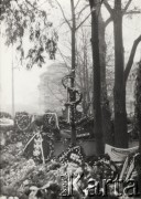 Po 3.11.1984, Warszawa, Polska.
Pogrzeb księdza Jerzego Popiełuszki w Kościele św. Stanisława Kostki na warszawskim Żoliborzu - wieńce złożone na grobie tragicznie zmarłego księdza.
Fot. NN, zbiory Ośrodka KARTA, kolekcję zdjęć przekazali Helena i Jan Jankowscy
