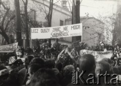 3.11.1984, Warszawa, Polska.
Pogrzeb księdza Jerzego Popiełuszki w Kościele św. Stanisława Kostki na warszawskim Żoliborzu - wierni uczestniczą we mszy. Widoczne są również wieńce kwiatów oraz transparenty, m.in. 