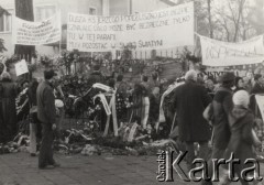 3.11.1984, Warszawa, Polska.
Pogrzeb księdza Jerzego Popiełuszki w Kościele św. Stanisława Kostki na warszawskim Żoliborzu - wierni składają kwiaty przy ogrodzeniu kościoła. Widoczne są transparenty, m.in. 