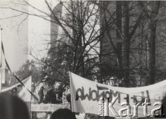 3.11.1984, Warszawa, Polska.
Pogrzeb księdza Jerzego Popiełuszki w Kościele św. Stanisława Kostki na warszawskim Żoliborzu - transparenty.
Fot. NN, zbiory Ośrodka KARTA, kolekcję zdjęć przekazali Helena i Jan Jankowscy