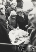 3.11.1984, Warszawa, Polska.
Pogrzeb księdza Jerzego Popiełuszki w Kościele św. Stanisława Kostki na warszawskim Żoliborzu - wierni zbierają podpisy pod Apelem Czuwających.
Fot. NN, zbiory Ośrodka KARTA, kolekcję zdjęć przekazali Helena i Jan Jankowscy