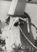 2-3.11.1984, Warszawa, Polska.
Pogrzeb księdza Jerzego Popiełuszki w Kościele św. Stanisława Kostki na warszawskim Żoliborzu. Widok na katafalk przeznaczony na wystawienie trumny.  
Fot. NN, zbiory Ośrodka KARTA, kolekcję zdjęć przekazali Helena i Jan Jankowscy