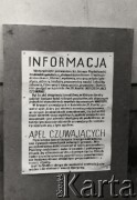 3.11.1984, Warszawa, Polska.
Pogrzeb księdza Jerzego Popiełuszki w Kościele św. Stanisława Kostki na warszawskim Żoliborzu - tablica informująca o możliwości podpisania przez wiernych 