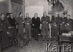 Po 1945, Anglia, Wielka Brytania.
Grupa polskich i brytyjskich oficerów w gabinecie. 4. z prawej gen. Kazimierz Sosnkowski, 6. gen. Stanisław Kopański.
Fot. NN, zbiory Ośrodka KARTA, udostępniła Krystyna Bogucka