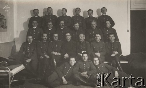 Wrzesień-grudzień 1939, Rakiszki, Litwa.
Internowani oficerowie 1 Pułku Ułanów Krechowieckich. W górnym szeregu stoją od lewej: ppor. Zygmunt Poniatowski, ppor. Zygmunt Dzierżewicz, ppor. Andrzej Czapski, por. Jerzy Rożałowski, por. Andrzej Czaykowski, ppor. Stanisław Dębicki. W środkowym szeregu od lewej: pchor. Stefan Brykczyński, por. Ryszard Manteufell, por. Jan Fudakowski, rtm. Witold Hankisz, mjr Michał Borajkiewicz, rtm. Wincenty Chrząszczewski. Siedzą od lewej: ochotnik z cenzusem Andrzej Przewłocki, kpt. Tomasz Jarmołowicz, rtm. Józef Przewłocki, ks. kap. Wiktor Judycki, mjr Mieczysław Skrzyński, rtm. Narcyz Łopianowski, rtm. Kazimierz Garbacki. Na ziemi siedzą ordynansi: uł. Przepióra, Pietrzak, Bury.
Fot. NN, zbiory Ośrodka KARTA, przekazała Irena Lubańska