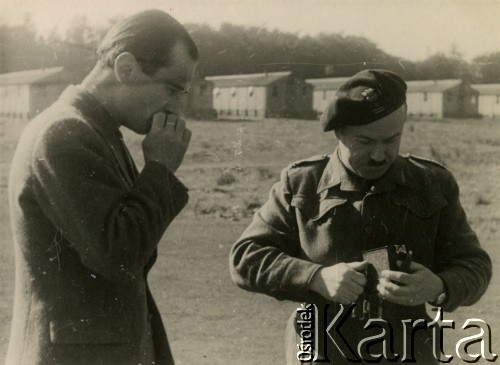 1941-1945, Wielka Brytania.
Żołnierze Polskich Sił Zbrojnych na Zachodzie - po prawej podpułkownik  Roman Jan Gilewski (ur. 1902 – zm. 1969 lub 1971) - przed wojną kierownik Referatu Studiów Taktycznych w Dowództwie Broni Pancernych, sekretarz Generalnej Komisji Regulaminowej Broni Pancernej. We wrześniu 1939 roku przedostał się do Rumunii, potem do Francji. W Szkocji został wychowawcą podchorążych, m.in. w Bulford, Catterick Camp. 
Fot. NN, zbiory Ośrodka KARTA, przekazał Marek Kostrzewski