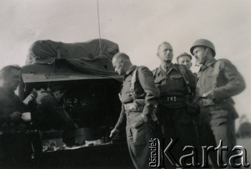 1941-1945, Wielka Brytania.
Żołnierze Polskich Sił Zbrojnych na Zachodzie - 1. z prawej podpułkownik  Roman Jan Gilewski (ur. 1902 – zm. 1969 lub 1971) - przed wojną kierownik Referatu Studiów Taktycznych w Dowództwie Broni Pancernych, sekretarz Generalnej Komisji Regulaminowej Broni Pancernej. We wrześniu 1939 roku przedostał się do Rumunii, potem do Francji. W Szkocji został wychowawcą podchorążych, m.in. w Bulford, Catterick Camp. 
Fot. NN, zbiory Ośrodka KARTA, przekazał Marek Kostrzewski