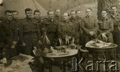 1941-1945, Wielka Brytania.
Żołnierze Polskich Sił Zbrojnych na Zachodzie w czasie świąt wielkanocnych. 6. z prawej podpułkownik  Roman Jan Gilewski (ur. 1902 – zm. 1969 lub 1971) - przed wojną kierownik Referatu Studiów Taktycznych w Dowództwie Broni Pancernych, sekretarz Generalnej Komisji Regulaminowej Broni Pancernej. We wrześniu 1939 roku przedostał się do Rumunii, potem do Francji. W Szkocji został wychowawcą podchorążych, m.in. w Bulford, Catterick Camp. 
Fot. NN, zbiory Ośrodka KARTA, przekazał Marek Kostrzewski