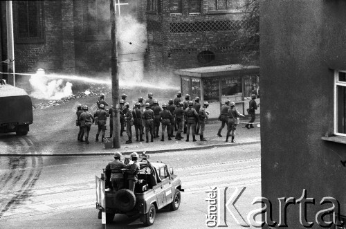 31.08.1982, Gorzów Wielkopolski (pod gorzowską Katedrą), Polska.
Stan wojenny - oddział ZOMO podczas rozpędzania niezależnej manifestacji solidarnościowej zorganizowanej dla uczczenia drugiej rocznicy porozumień sierpniowych z 1980 roku.
Fot. NN, zbiory Ośrodka KARTA