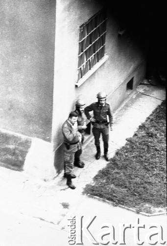 31.08.1982, Gorzów Wielkopolski, Polska.
Stan wojenny - patrol ZOMO patrolujący okolice gorzowskiej Katedry podczas niezależnej manifestacji solidarnościowej zorganizowanej dla uczczenia drugiej rocznicy porozumień sierpniowych z 1980 roku.
Fot. NN, zbiory Ośrodka KARTA