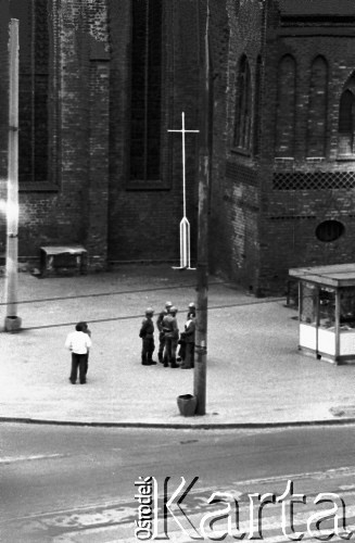 31.08.1982, Gorzów Wielkopolski, Polska.
Stan wojenny - patrol ZOMO patrolujący okolice gorzowskiej Katedry podczas niezależnej manifestacji solidarnościowej zorganizowanej dla uczczenia drugiej rocznicy porozumień sierpniowych z 1980 roku.
Fot. NN, zbiory Ośrodka KARTA
