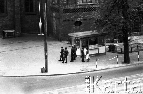 31.08.1982, Gorzów Wielkopolski, Polska.
Stan wojenny - patrol ZOMO patrolujący okolice gorzowskiej Katedry podczas niezależnej manifestacji solidarnościowej zorganizowanej dla uczczenia drugiej rocznicy porozumień sierpniowych z 1980 roku.
Fot. NN, zbiory Ośrodka KARTA