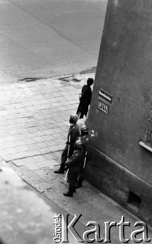 31.08.1982, Gorzów Wielkopolski, Polska.
Stan wojenny - patrol ZOMO patrolujący okolice gorzowskiej Katedry, podczas niezależnej manifestacji solidarnościowej zorganizowanej dla uczczenia drugiej rocznicy porozumień sierpniowych z 1980 roku.
Fot. NN, zbiory Ośrodka KARTA