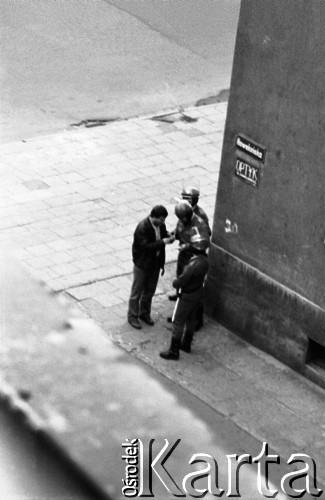 31.08.1982, Gorzów Wielkopolski, Polska.
Stan wojenny - patrol ZOMO patrolujący okolice gorzowskiej Katedry, podczas niezależnej manifestacji solidarnościowej zorganizowanej dla uczczenia drugiej rocznicy porozumień sierpniowych z 1980 roku.
Fot. NN, zbiory Ośrodka KARTA
