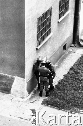 31.08.1982, Gorzów Wielkopolski, Polska.
Stan wojenny - patrol ZOMO patrolujący okolice gorzowskiej Katedry, podczas niezależnej manifestacji solidarnościowej zorganizowanej dla uczczenia drugiej rocznicy porozumień sierpniowych z 1980 roku.
Fot. NN, zbiory Ośrodka KARTA