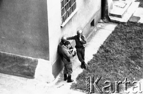 31.08.1982, Gorzów Wielkopolski, Polska.
Stan wojenny - patrol ZOMO patrolujący okolice gorzowskiej Katedry, podczas niezależnej manifestacji solidarnościowej zorganizowanej dla uczczenia drugiej rocznicy porozumień sierpniowych z 1980 roku.
Fot. NN, zbiory Ośrodka KARTA