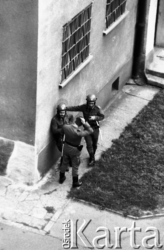 31.08.1982, Gorzów Wielkopolski, Polska.
Stan wojenny - patrol ZOMO patrolujący okolice gorzowskiej Katedry, podczas niezależnej manifestacji solidarnościowej zorganizowanej dla uczczenia drugiej rocznicy porozumień sierpniowych z 1980 roku.
Fot. NN, zbiory Ośrodka KARTA