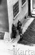31.08.1982, Gorzów Wielkopolski, Polska.
Stan wojenny - patrol ZOMO patrolujący okolice gorzowskiej Katedry, podczas niezależnej manifestacji solidarnościowej zorganizowanej dla uczczenia drugiej rocznicy porozumień sierpniowych z 1980 roku.
Fot. NN, zbiory Ośrodka KARTA
