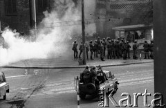 31.08.1982, Gorzów Wielkopolski(okolice Katedry), Polska.
Stan wojenny - oddział ZOMO podczas rozpędzania niezależnej manifestacji solidarnościowej zorganizowanej dla uczczenia drugiej rocznicy porozumień sierpniowych z 1980 roku.
Fot. NN, zbiory Ośrodka KARTA