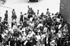 31.08.1982, Gorzów Wielkopolski (okolice Katedry), Polska.
Stan wojenny - tłum uczestników niezależnej manifestacji solidarnościowej zorganizowanej dla uczczenia drugiej rocznicy porozumień sierpniowych z 1980 roku, uciekający przed nacierającymi oddziałami ZOMO.
Fot. NN, zbiory Ośrodka KARTA